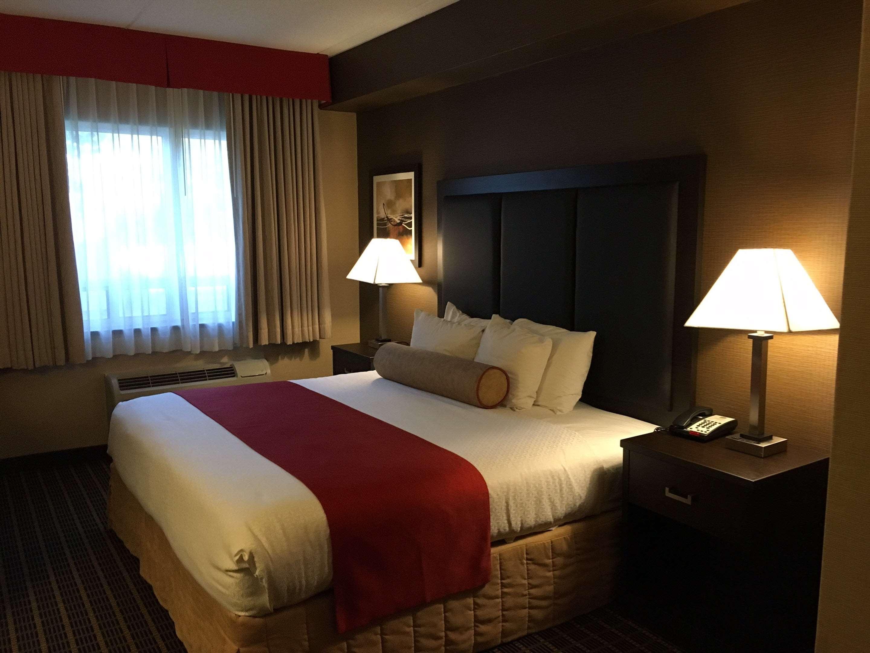 Best Western Plus Burlington Inn & Suites Экстерьер фото