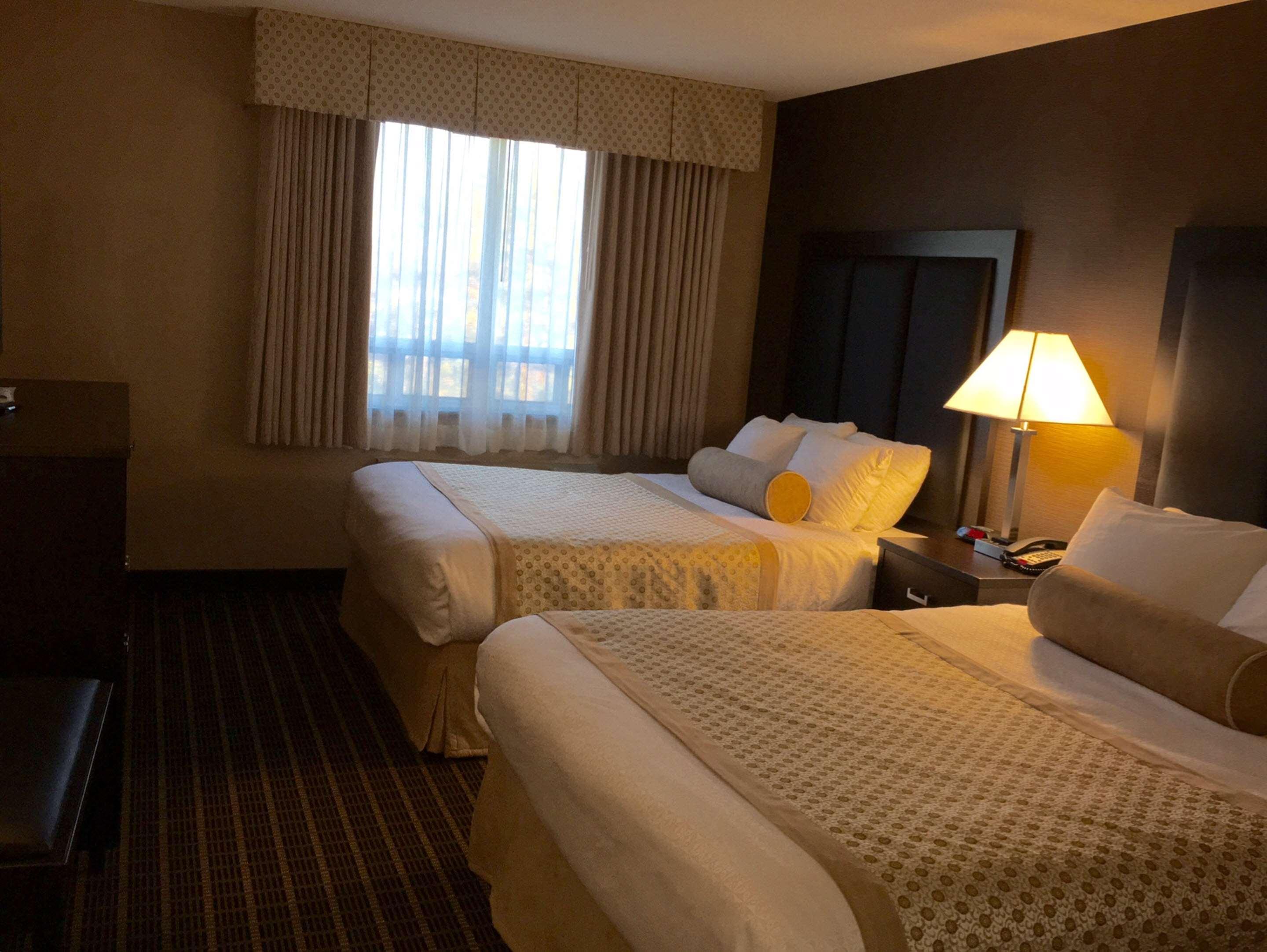 Best Western Plus Burlington Inn & Suites Экстерьер фото