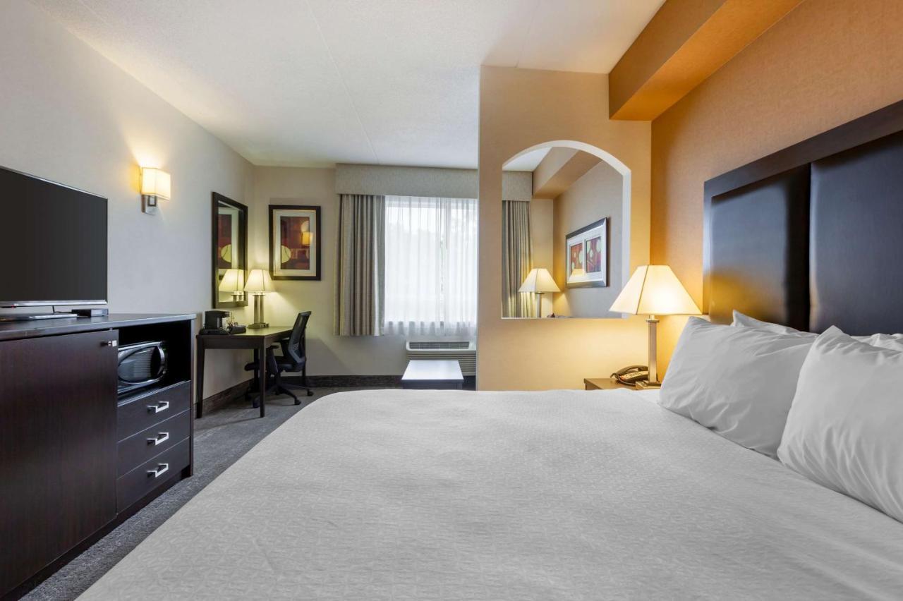 Best Western Plus Burlington Inn & Suites Экстерьер фото