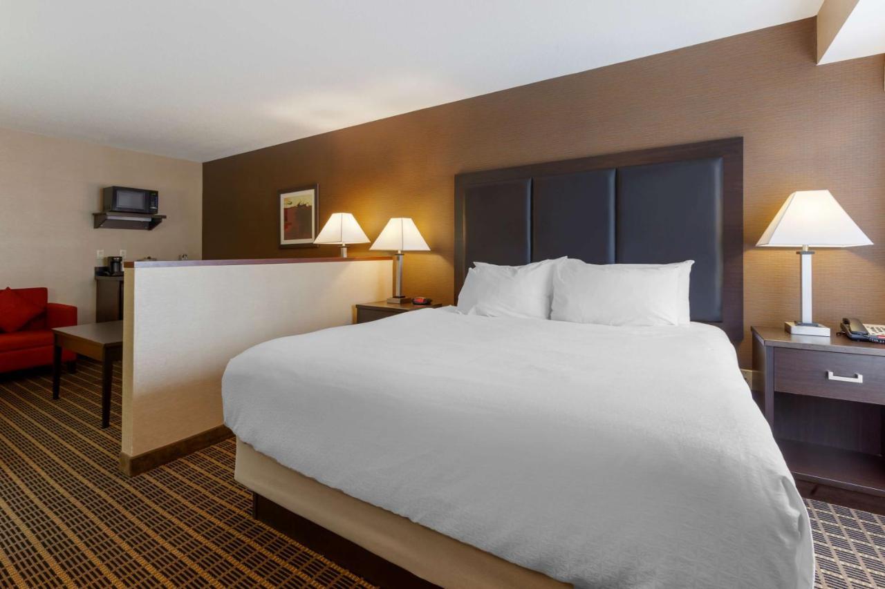 Best Western Plus Burlington Inn & Suites Экстерьер фото
