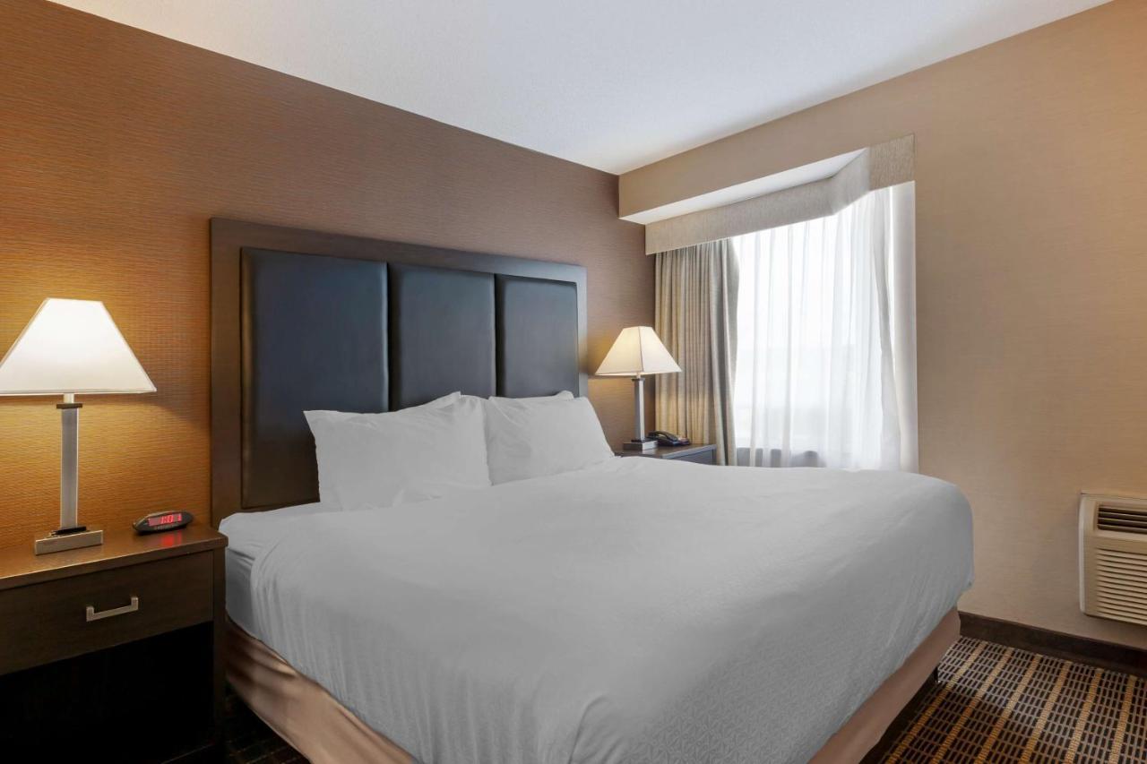 Best Western Plus Burlington Inn & Suites Экстерьер фото