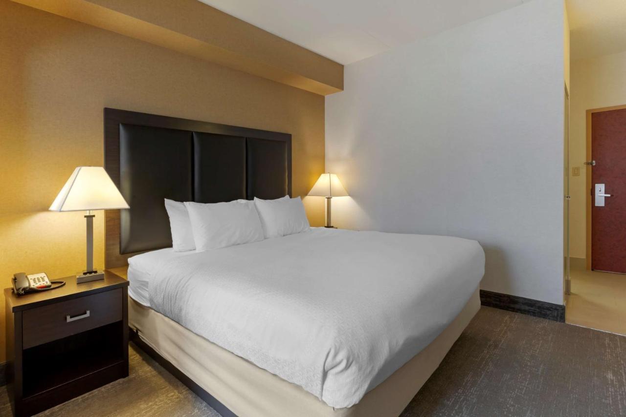 Best Western Plus Burlington Inn & Suites Экстерьер фото