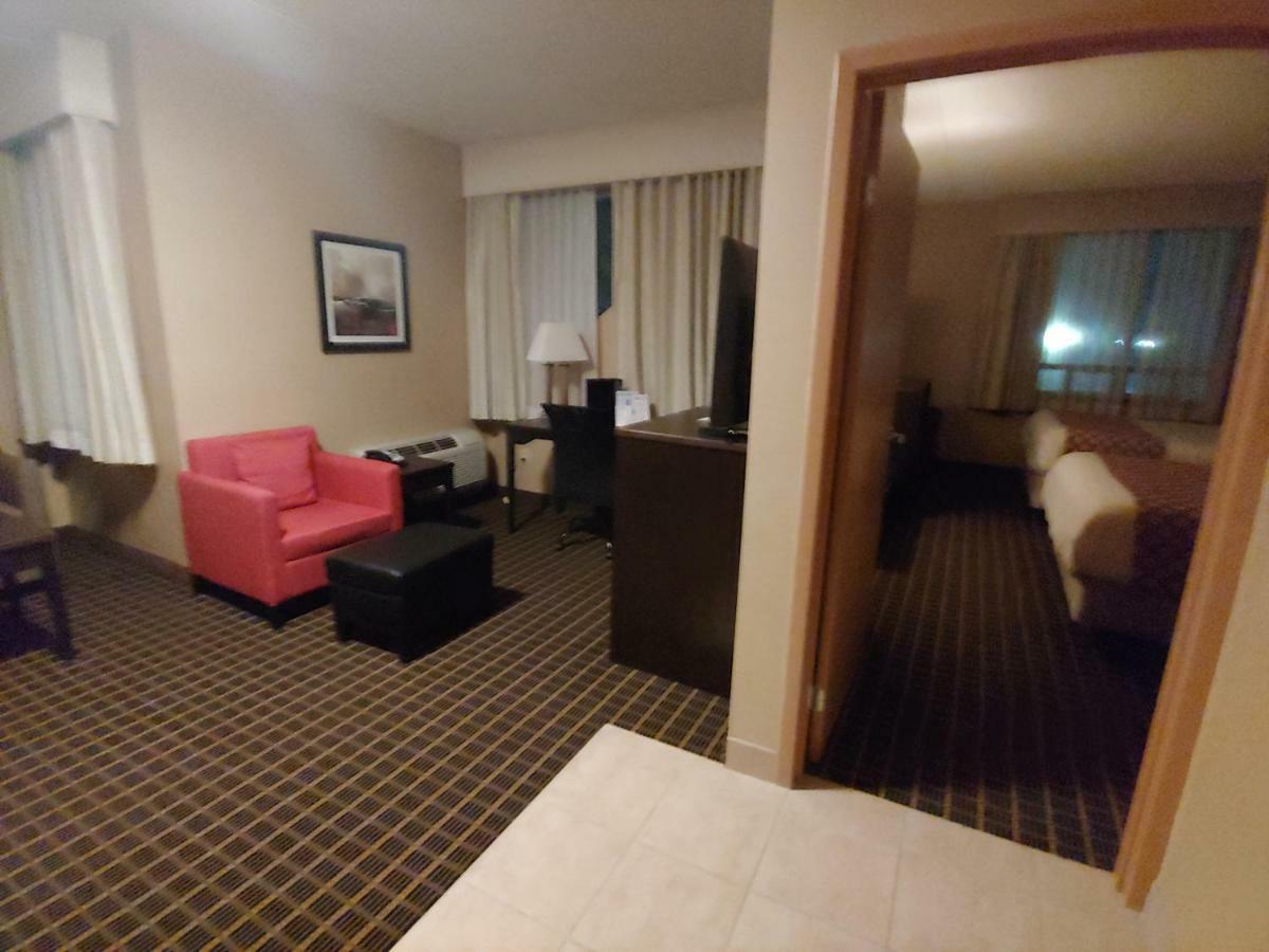 Best Western Plus Burlington Inn & Suites Экстерьер фото